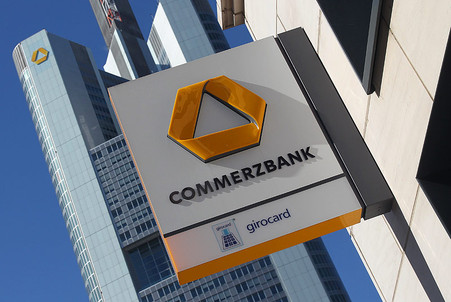 Второй по величине банк Германии Commerzbank AG потерял одну ступень кредитного рейтинга 